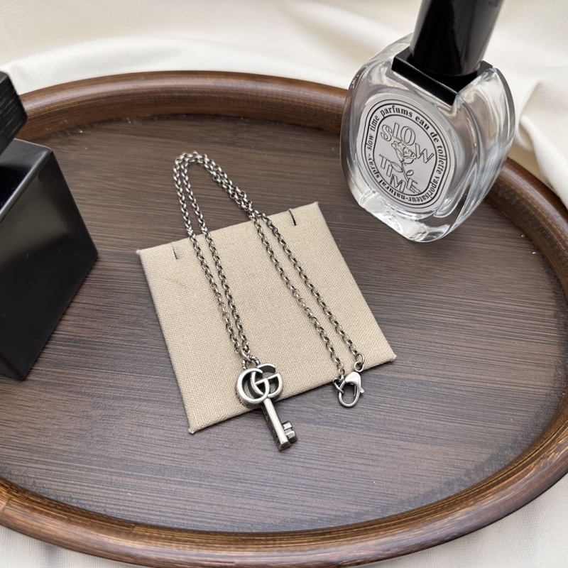 G*u*i necklaces